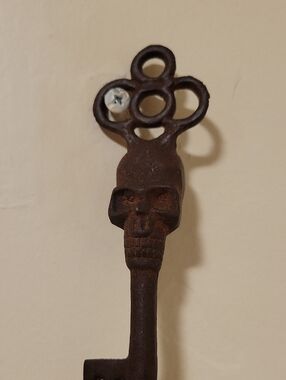 Rustic Skull Skeleton Key Wall Hook - Dark Brown Cast Iron